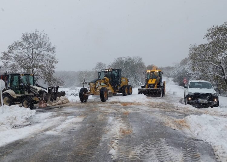 Büyükşehir’in kar kaplanları iş başında