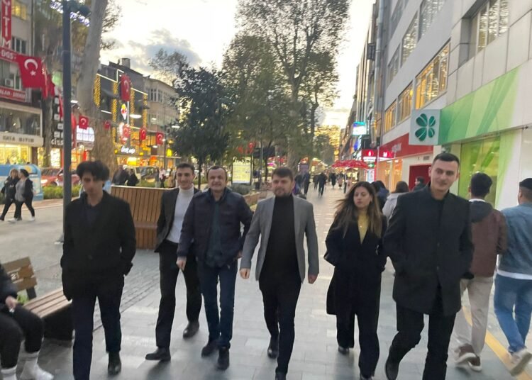 İYİ Parti Kocaeli Gençlik Kolları Başkanı Mustafa Mutlu Sarı, yönetim kurulu üyeleriyle birlikte İzmit esnaflarını ziyaret etti