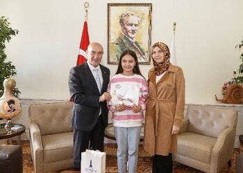 Dünya birincisi İzmirli Zümra Başkan Soyer’le buluştu