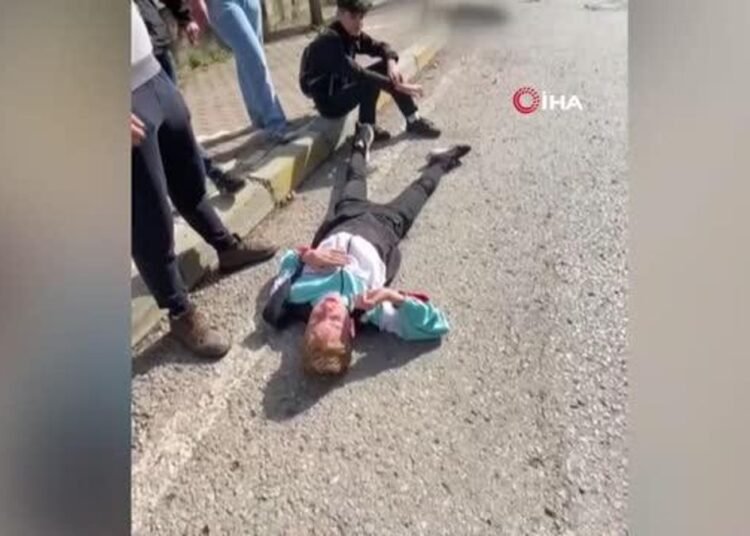 Elektrikli scooterdan düşen 2 kişi yaralandı