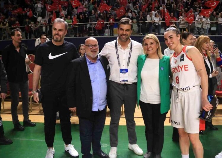 İzmit Belediye Başkanı Fatma Kaplan Hürriyet, Milli Kadın Basketbol Takımı’nın maçlarının İzmit’te oynanmasını istiyor