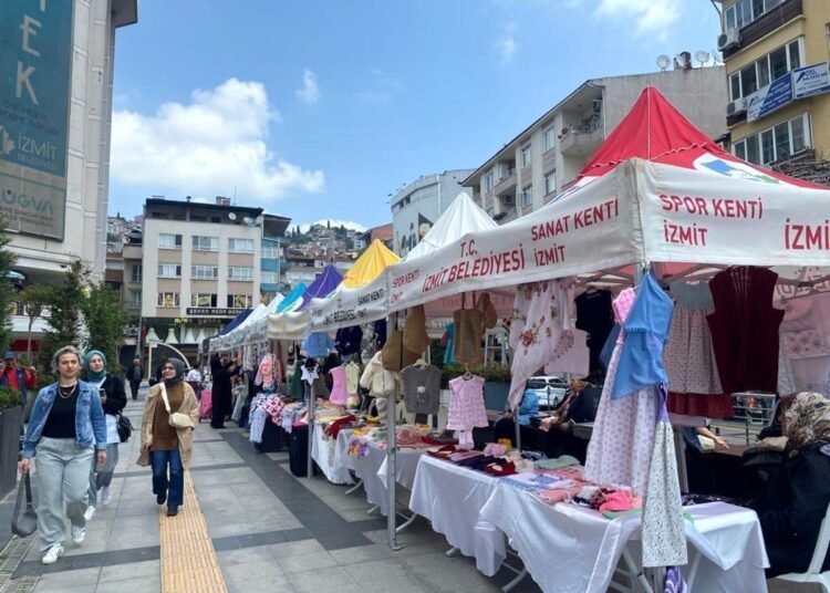 İzmit Belediyesi Kadın El Emeği Satış Stantları Vatandaşları Buluşturuyor