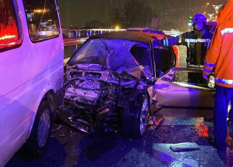 Kocaeli D-100 Karayolu’nda Zincirleme Trafik Kazası: 1 Ölü, 5 Yaralı