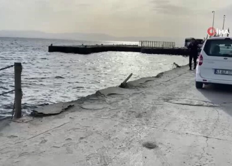 Kocaeli’de hafif ticari araç denize uçtu, sürücü amatör balıkçılar tarafından kurtarıldı