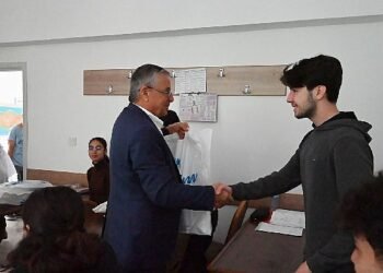 Kurs merkezi öğrencilerine ücretsiz kitapları dağıtıldı