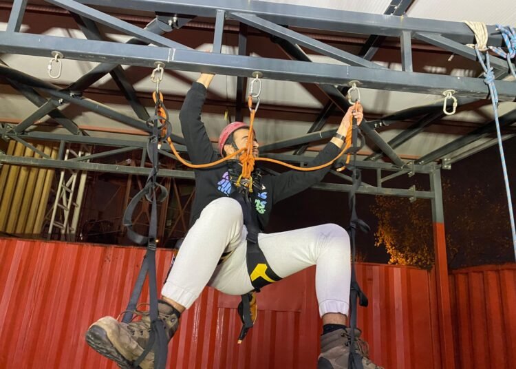 Afet gönüllüleri Büyükşehir İtfaiyesi ile tecrübeleniyor