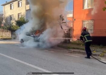 Alev alan otomobili Büyükşehir itfaiyesi söndürdü