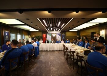 Başkan Büyükakın Kağıtspor’un şampiyonlarla buluştu