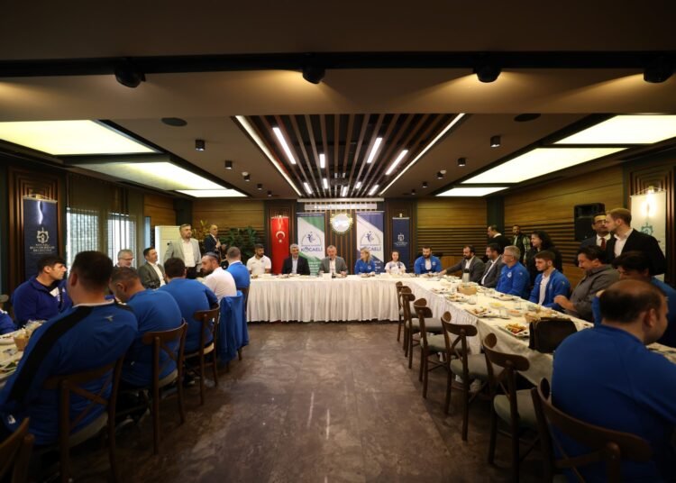 Başkan Büyükakın Kağıtspor’un şampiyonlarla buluştu