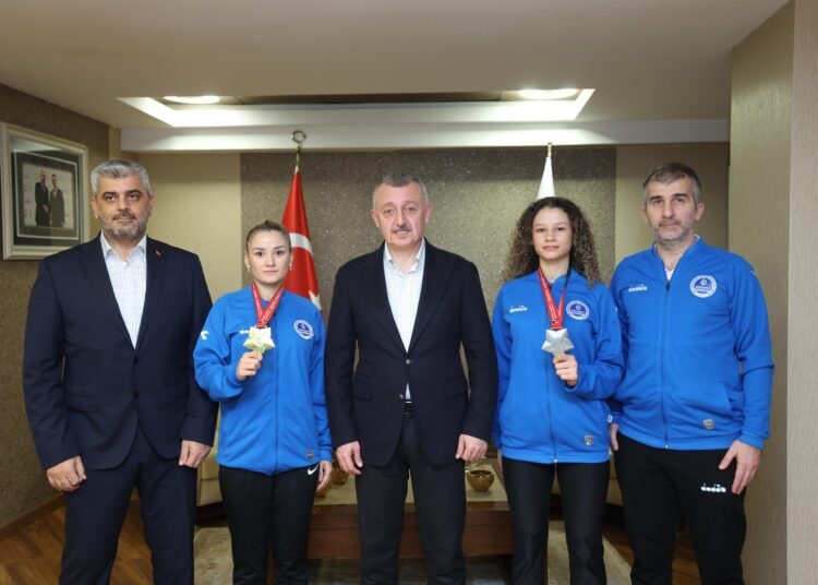 Başkan Büyükakın şampiyon kardeşlerle buluştu