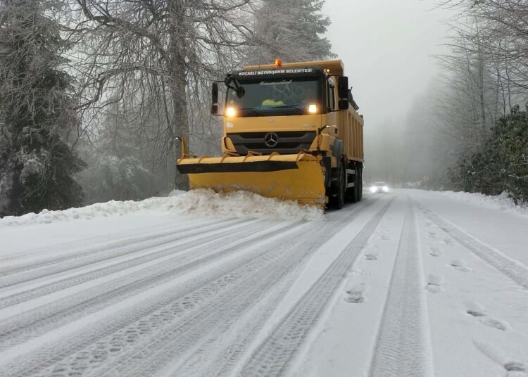 Büyükşehir ekipleri kar nöbetindeydi