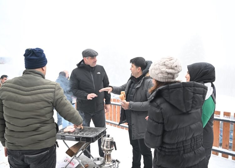 KARTEPE MESİRE ALANINDA KAR KEYFİ