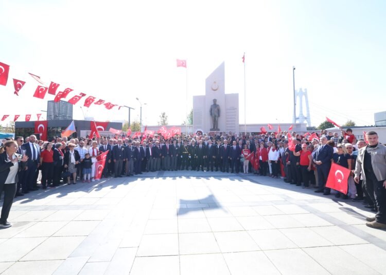 Kent Meydanındaki tören alanında düzenleme