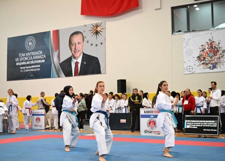 TÜRKİYE KARATE ŞAMPİYONASI KARTEPE’DE BAŞLADI