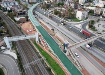 Tramvay hattı durağına 78 araçlık otopark