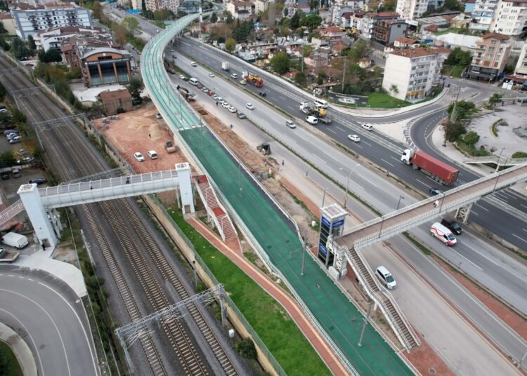 Tramvay hattı durağına 78 araçlık otopark