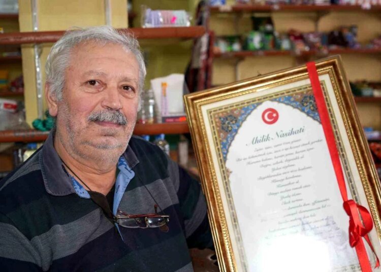 Babasının Dükkanında 46 Yıldır Bakkallık Yapan Ziya Özkan, Esnaflığın Değerlerini Yaşatıyor