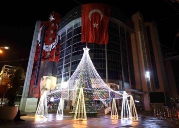 İzmit Belediyesi Yılbaşı Ağacını Süsledi
