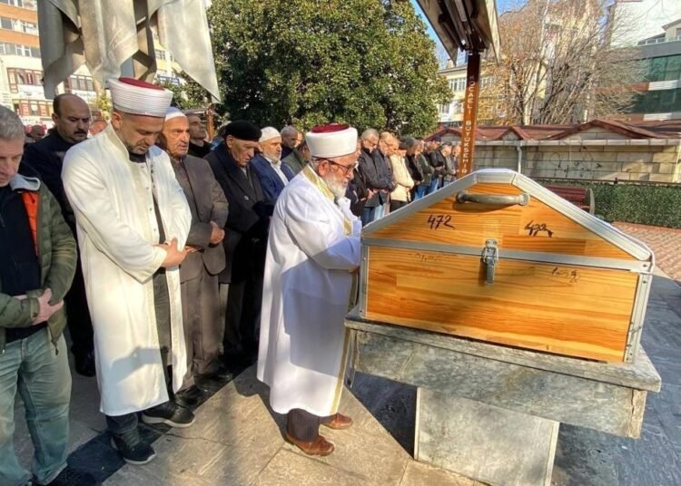İzmit Fevziye Camii’nin gönüllü hafızı Ali Rıza Kahraman son yolculuğuna uğurlandı