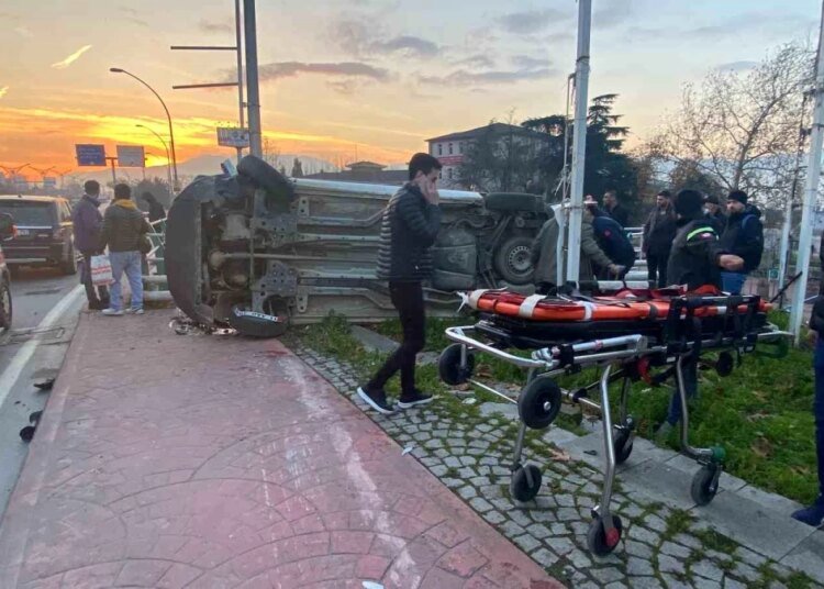 İzmit’te kavşakta jip ile çarpışan araç takla attı: 2 yaralı