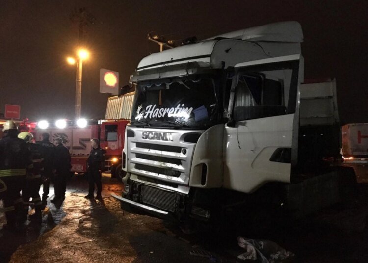 Kocaeli’de köfte ekmek yiyen vatandaş tırın altında kalarak hayatını kaybetti