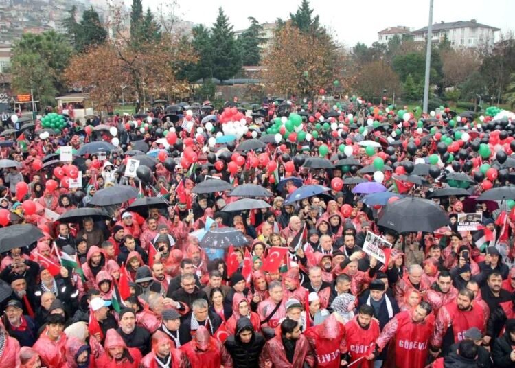 Yağmur altında Filistin için tek yürek oldular