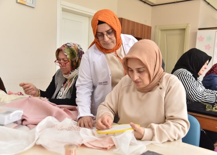 KARTEPELİ KADINLARDAN FİLOGRAFİ VE DİKİŞ NAKIŞ KURSUNA BÜYÜK İLGİ