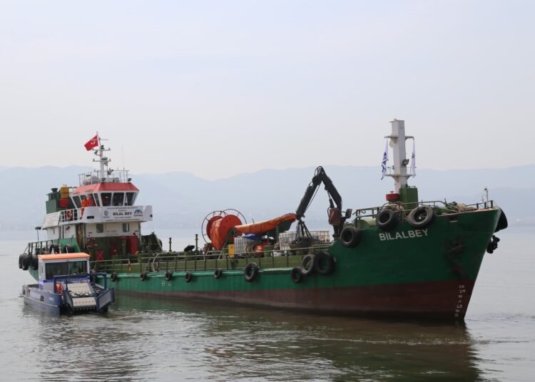 Gemilerden 31 olimpik yüzme havuzu hacminde atık