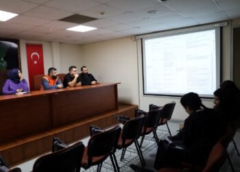 Gölcük Donanma Mahallesine üst geçit