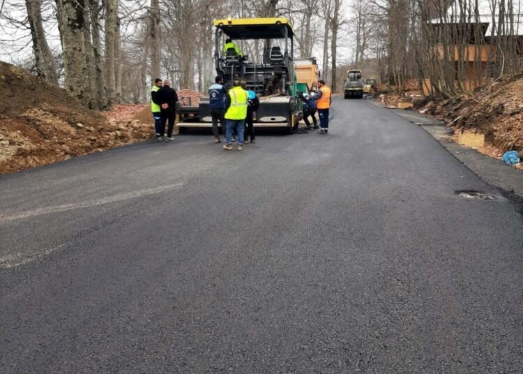 Teleferiğin son durağına otopark ve yol