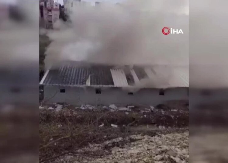 Barakada yangın faciası: Eşyalarını kurtarmak için yanan barakaya giren işçi hayatını kaybetti