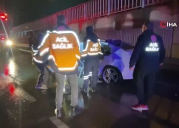 Bariyere çarpan otomobil hurdaya döndü: 2 ölü, 1 yaralı