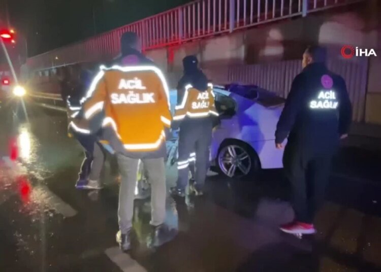 Bariyere çarpan otomobil hurdaya döndü: 2 ölü, 1 yaralı