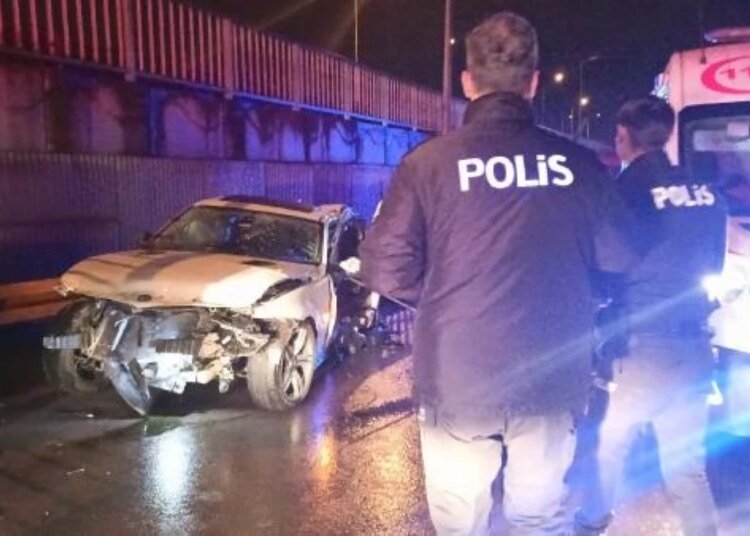Başiskele’de Otomobil Bariyerlere Çarptı: 2 Ölü, 1 Yaralı