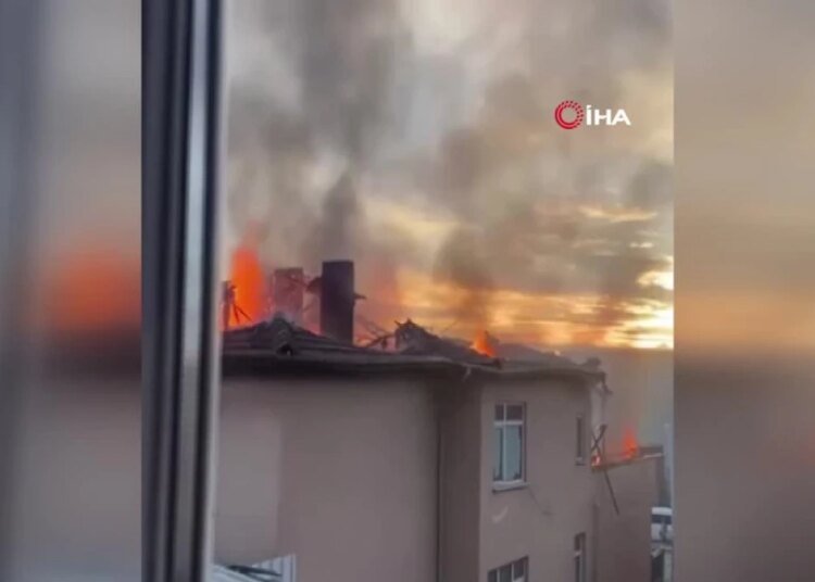 Binanın çatı katı alev alev yandı