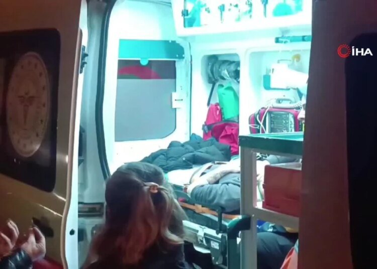 Çarpışan iki otomobilin tekerleri yola savruldu: 1 yaralı