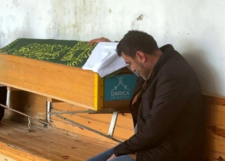Darıca’da iş makinesi kazasında hayatını kaybeden 2 yaşındaki Elis Ada son yolculuğuna uğurlandı