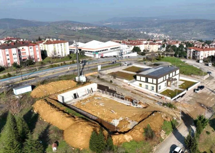İzmit Ayazma Mahallesine Futbol Saha İnşa Ediliyor