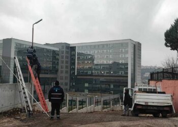 İzmit Belediyesi Şehir Hastanesi yoluna güneş enerjili aydınlatma sistemi kurdu