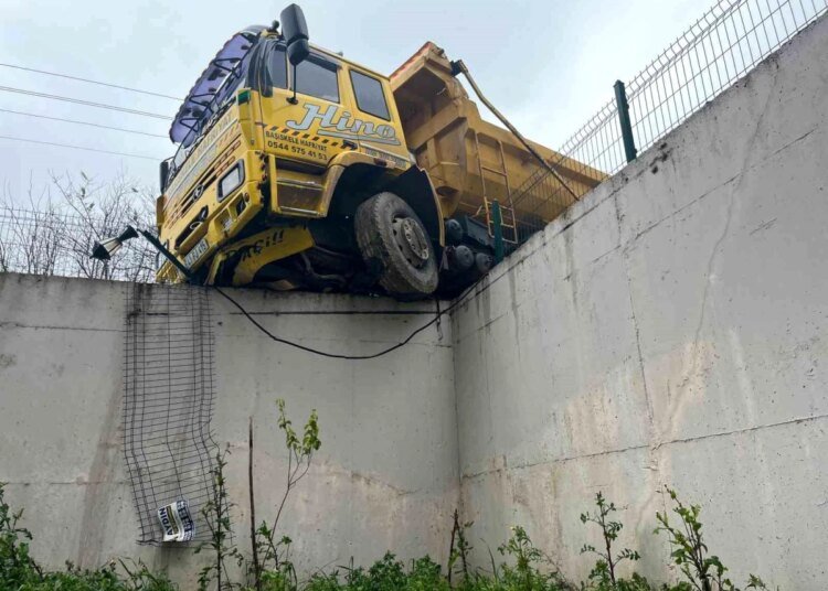 İzmit’te Kontrolden Çıkan Hafriyat Kamyonu İstinat Duvarında Asılı Kaldı