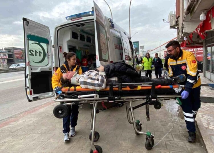İzmit’te Otomobil Refüje Çarptı: Sürücü Yaralandı