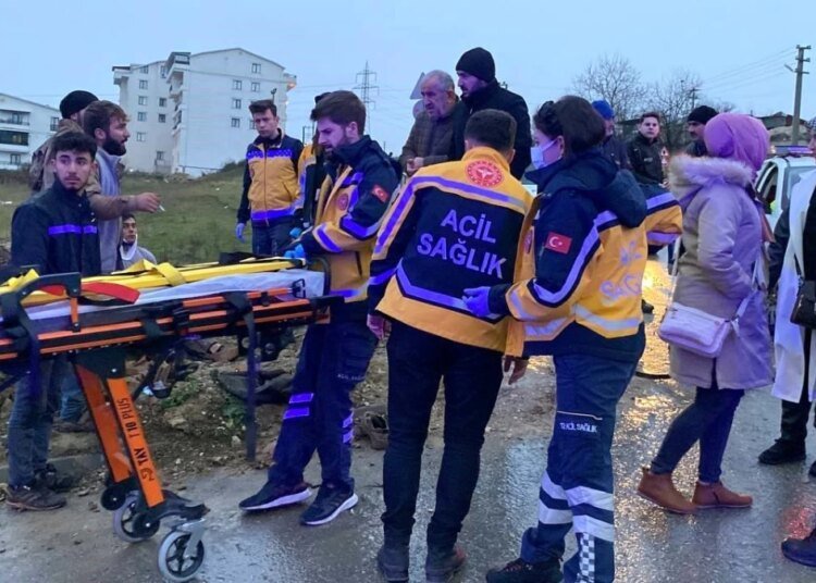 İzmit’te ticari taksi ile hafif ticari araç çarpıştı: 4 yaralı