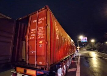 İzmit’te TIR yangınında itfaiye eri yaralandı