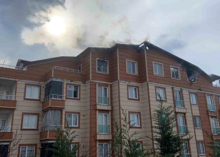 Kocaeli Gebze’de 6 Katlı Apartmanda Yangın Çıktı