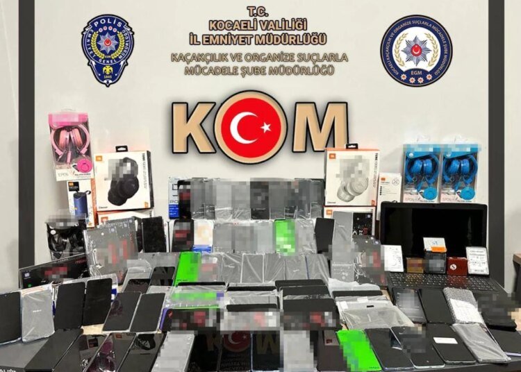 Kocaeli’de 115 Gümrük Kaçağı Cep Telefonu ve 5 Box Cihazı Ele Geçirildi