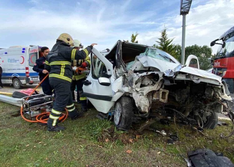 Kocaeli’de direksiyon başında fenalaşan sürücü hayatını kaybetti