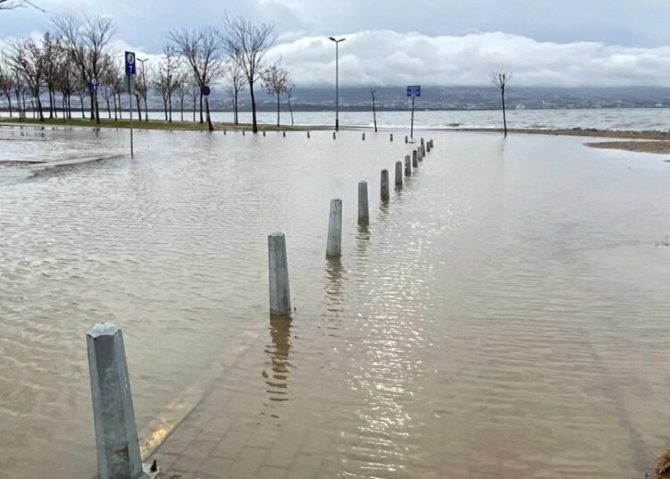 Kocaeli’de Kuvvetli Fırtına Denizi Taşırdı