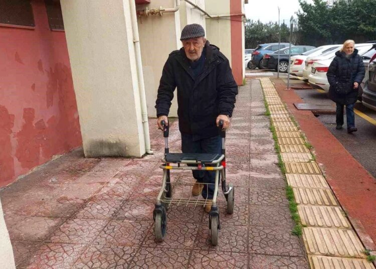 Kocaeli’de Yaşlı Adam Akülü Sandalye Dolandırıcılığına Uğradı