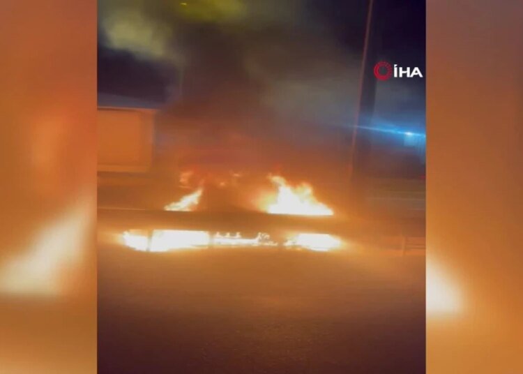 Seyir halindeki otomobil alev alev yandı