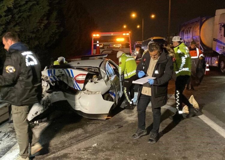 TEM Otoyolu’nda düzensiz göçmen taşıyan araç polis kovalamacasında kaza yaptı